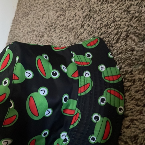 Cute froggy bucket hat for nice sunny beach days. - Picture 3 of 4
